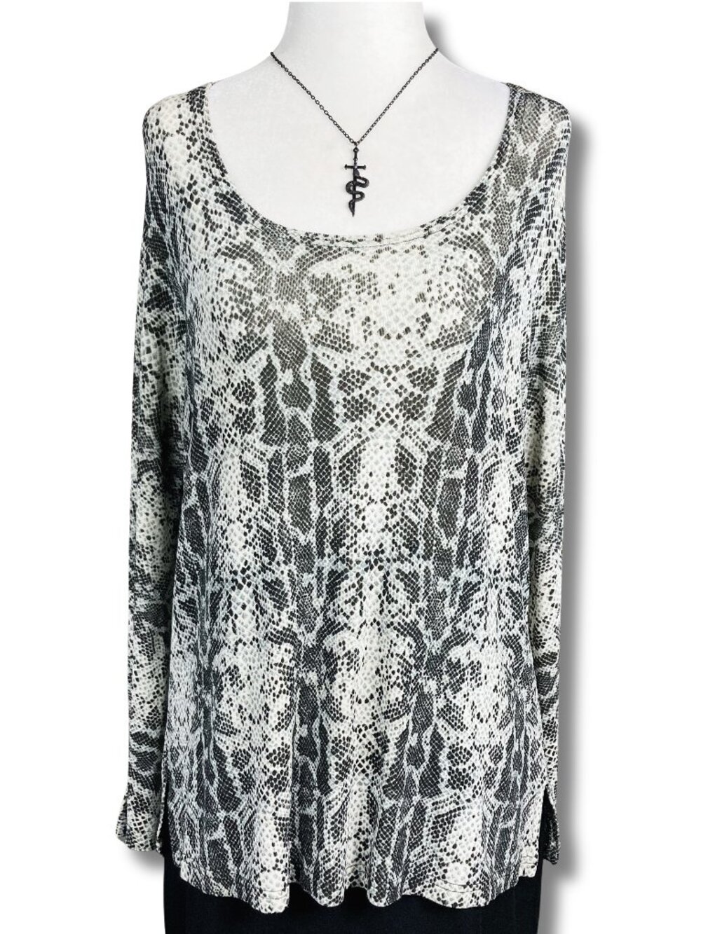 ARTEX Grey black white snakeskin print 3/4th sleeve top LARGE XL 1X slinky shirt